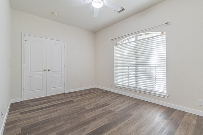 Building Photo - 213 Tapwood Ln