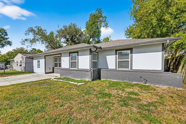 Building Photo - 5635 Belarbor St