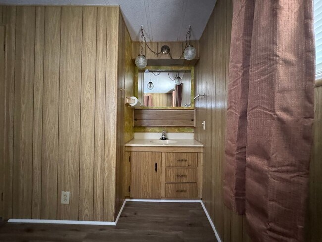 Building Photo - 2BR 2BA close to Hwy 95, Shopping, Parks, Colorado River