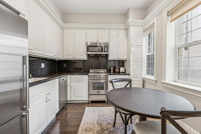 Building Photo - 690 Sutter St