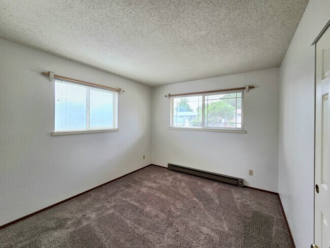Building Photo - ** Oversized 4-Bedroom House w/ 2-Car Garage, & Fenced Backyard in a great Wenatchee Neighborhood!