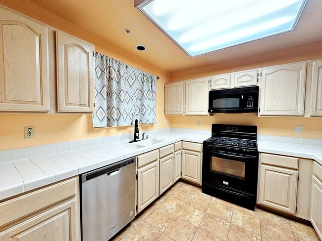 Building Photo - 1 MONTH FREE!!! 2 BEDROOM SINGLE STORY TOWNHOME 55+ COMMUNITY