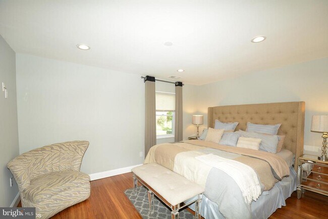 Building Photo - 6317 Everglades Dr
