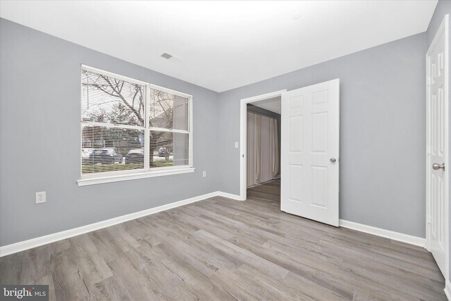 Building Photo - 10001 Vanderbilt Cir