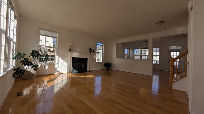 Living Room - 5115 Higgins Dr