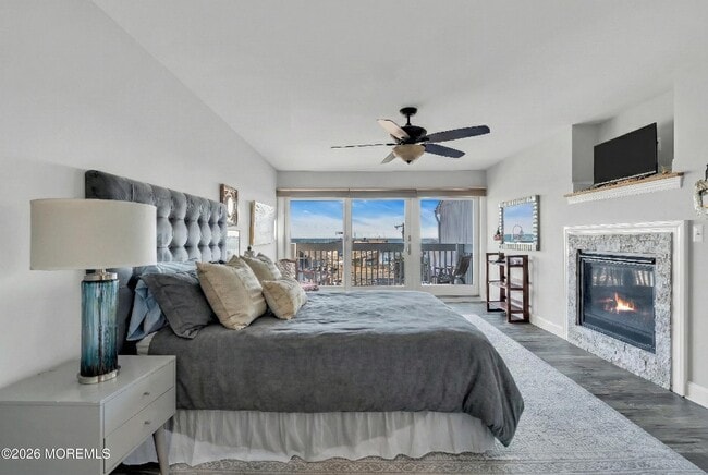 Building Photo - 23 E Mnr Sq