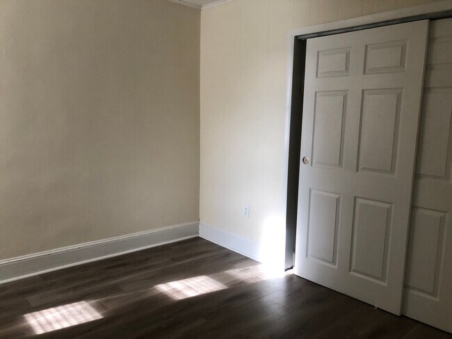 Building Photo - Great Home! 4 Bedroom House with Spacious Living Area! Full Basement for Storage! W/D Hook-ups! Y...