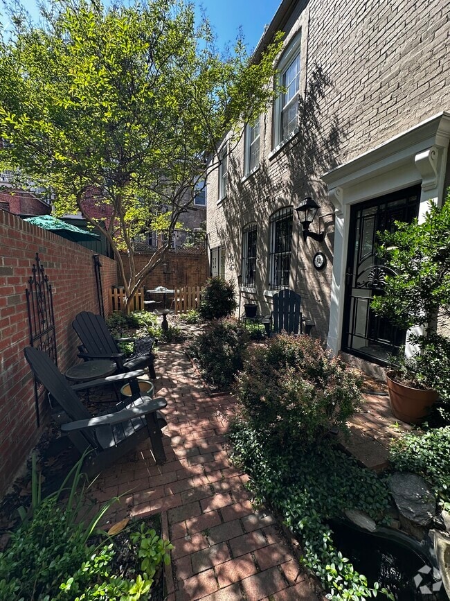 Building Photo - 646 Pickford Pl NE