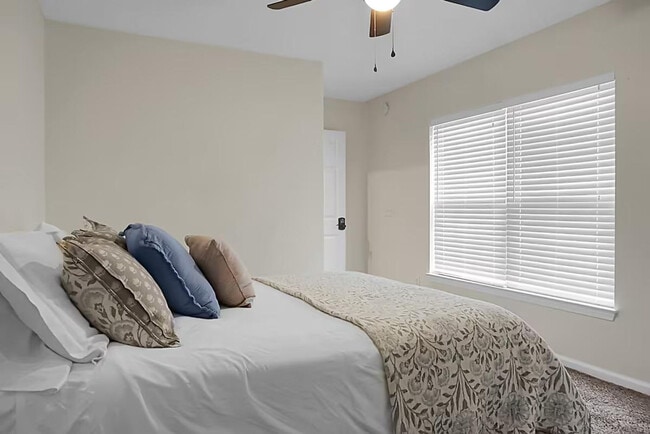 Building Photo - 124 Larkspur Dr