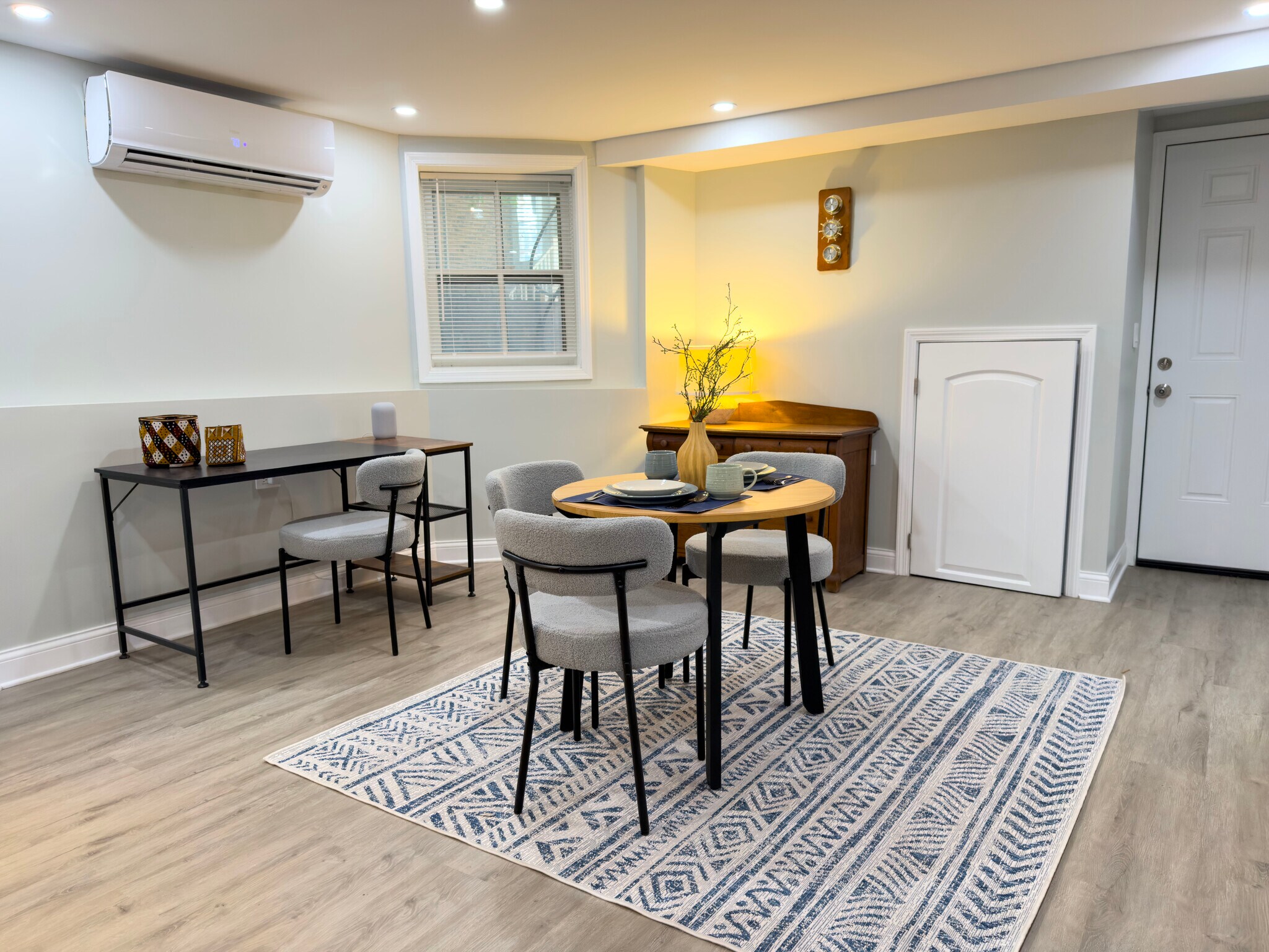 Dining and desk area - 952 N Hoyne Ave