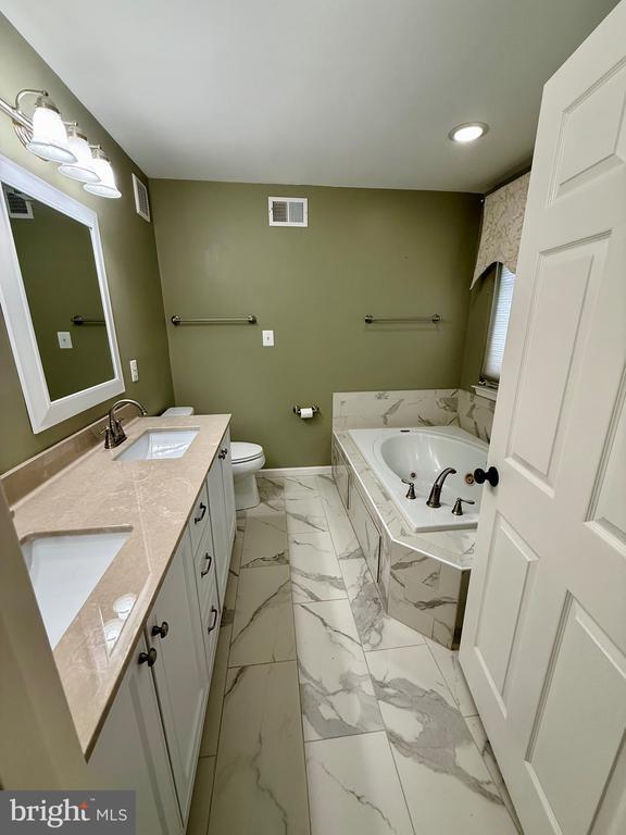 Building Photo - 3915 Carlyle Ct