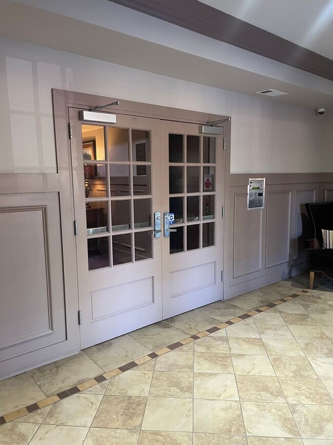 Building Photo - Oak Ridge 37830 - 2 bedroom, 2 bath Condo - Contact Lisa Vineyard and Shannon Russell (865) 216-9334