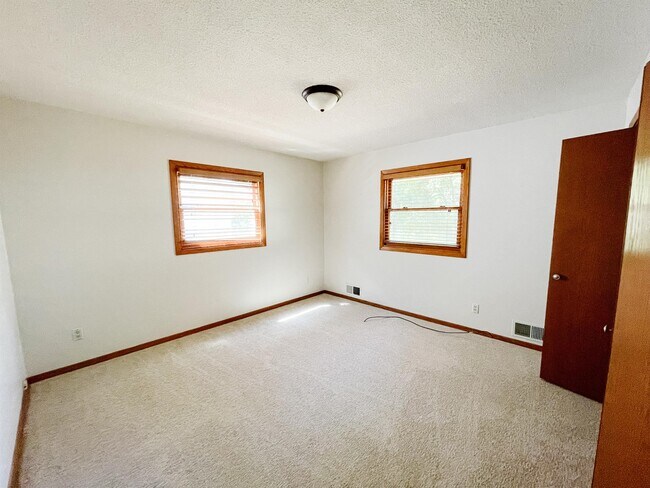 Building Photo - 1172 Highview Dr