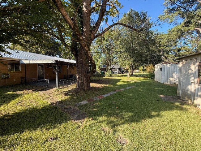 Building Photo - Move-In Ready 3BR Home Available Now!