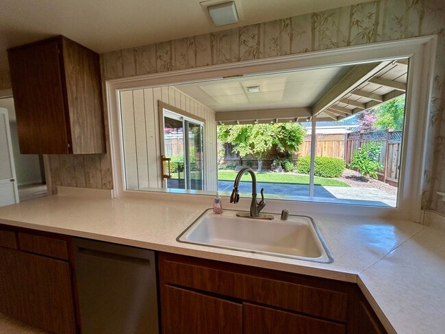 Building Photo - Welcome to this charming 3-bedroom, 2-bath home located in a desirable Oakmont 55+ adult community