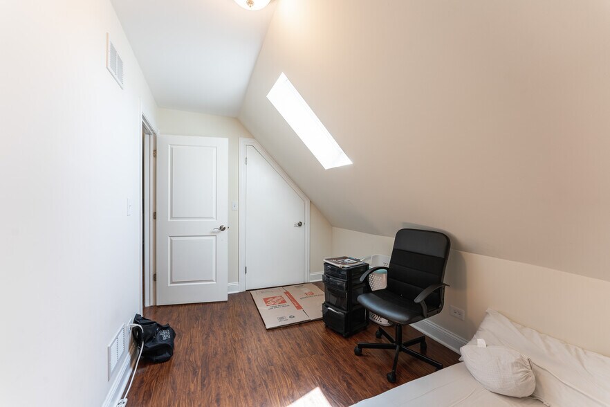 Building Photo - 3047 N Kimball Ave
