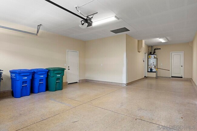 Building Photo - 6338 Huntington Dr