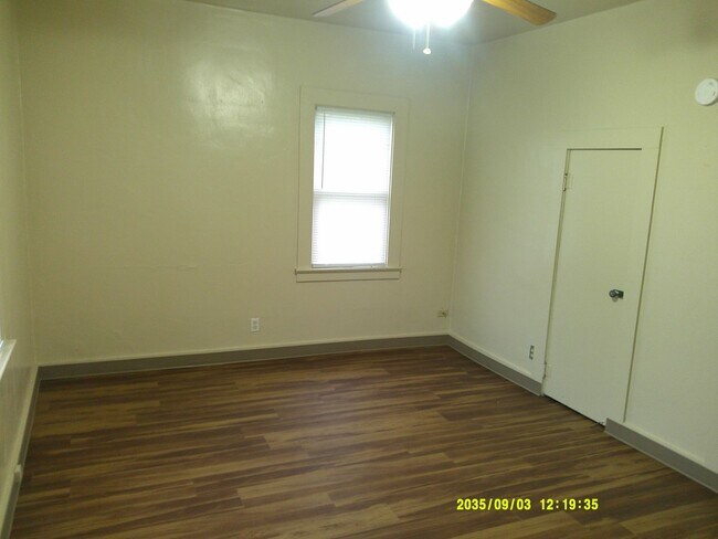 Building Photo - 140-14