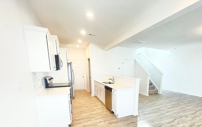 Building Photo - BEAUTIFUL 3 br paired home with attached garage, close to I-77 and I-40