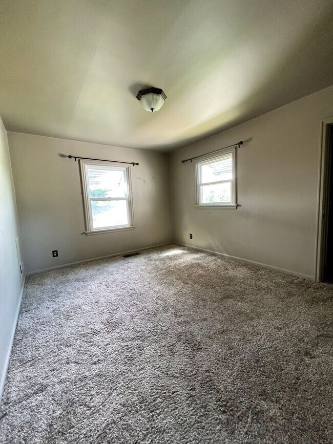 Building Photo - Country living home