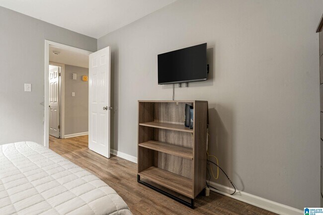 Building Photo - 1909 16th Ave S