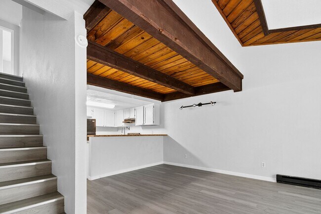 Building Photo - 2bed, 1.5 bath Duplex with Garage & Fenced Yard!