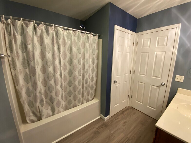 Hall bath w. bathtub and closet - 12 Brookside Cir