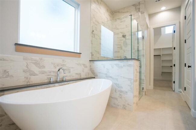 Building Photo - 3022 Sunridge Dr