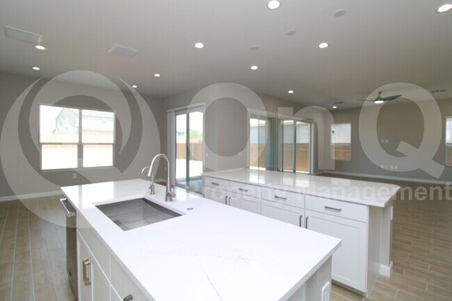 Building Photo - 5976 E Quail Ave