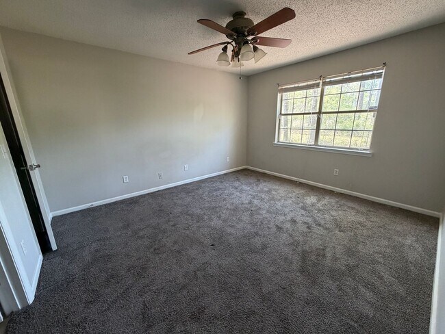 Building Photo - 812 Ridgewood Way