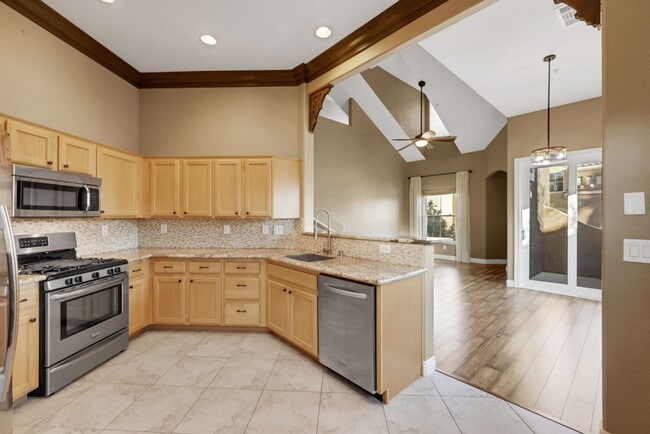 Building Photo - Gorgeous 3 bedroom two story townhome