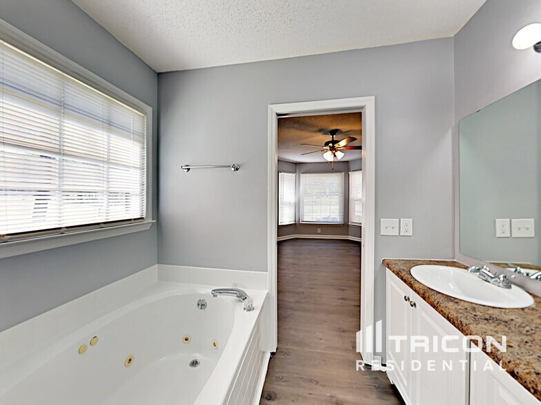 Building Photo - 1112 Thoroughbred Ln