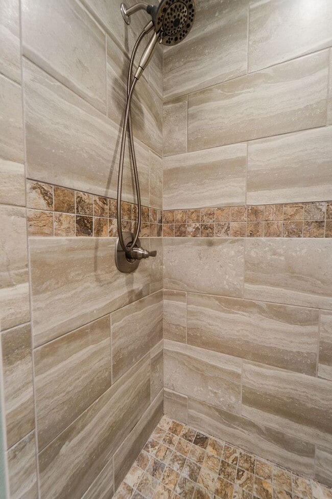 Building Photo - Come and enjoy your stay at this clean and...