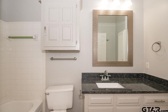 Building Photo - 5827 Hollytree Dr