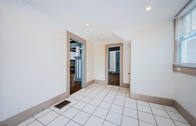 Building Photo - 620 Earle Ave N