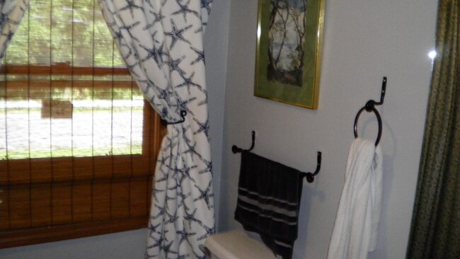 Building Photo - 936 Russell Rd