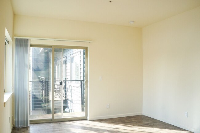 Building Photo - Love Where You Live!  Great Studio in Sellwood w APP FEES CREDITED!