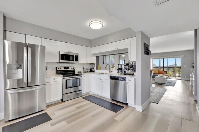 Building Photo - 2200 S Cypress Bend Dr