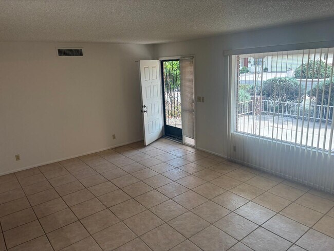 Building Photo - 4218 E Crescent Ave