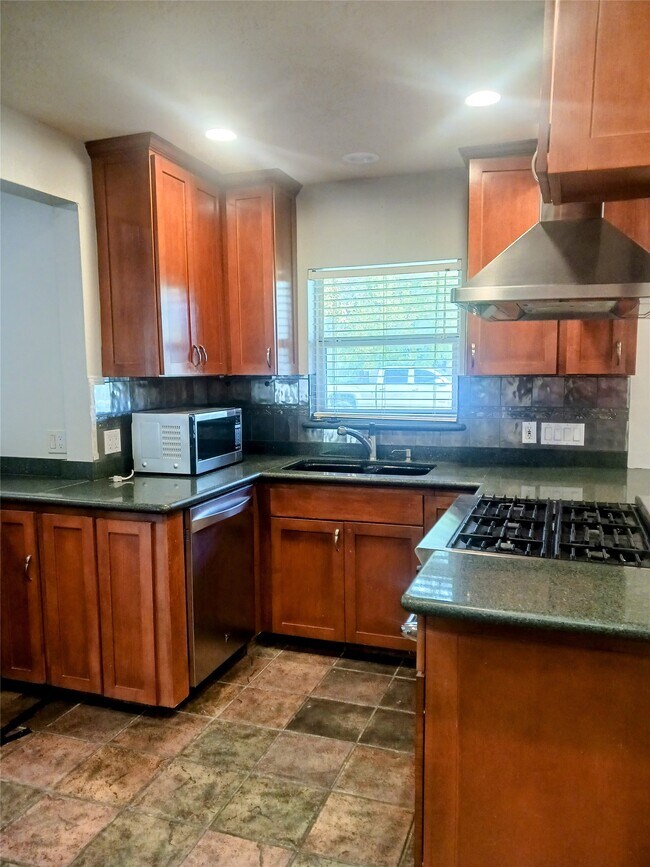 Building Photo - 923 W 41st St