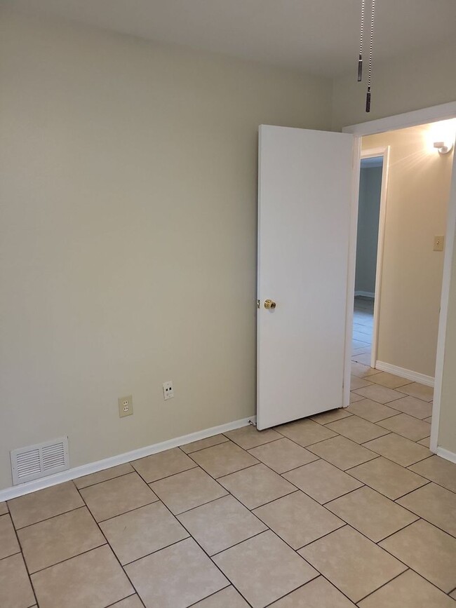 Building Photo - 3 BD 1.5 BA Ocean Springs Rental in the Go...