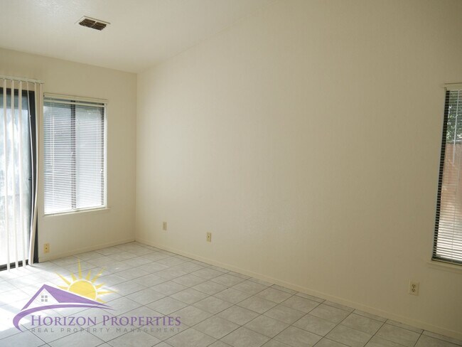 Building Photo - Bright 3 Bed 2 Bath 1,477 Sq. Ft. Sacramen...