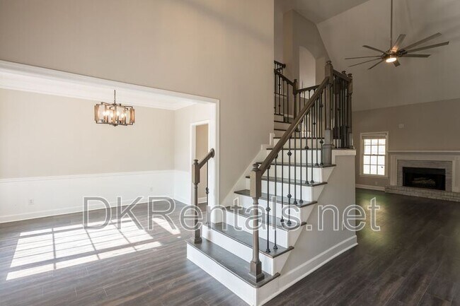 Building Photo - 1512 Fallen Leaf Dr SW