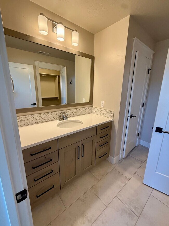 Building Photo - Welcome to this stunning 5-bedroom, 3.5-ba...