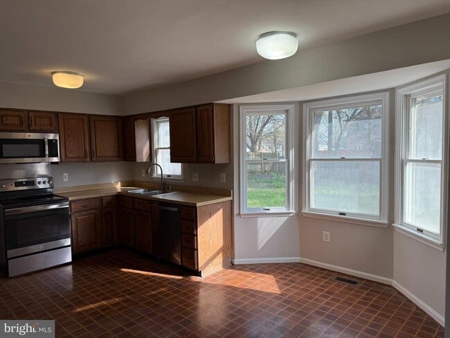 Building Photo - 8659 Bannerwood Dr