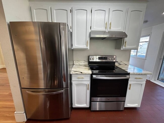 Building Photo - Charming duplex-style house in the heart of Green Lake and Tangletown