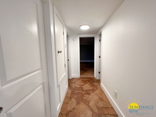 Building Photo - Nice Spacious updated 4 Bedroom home in El...