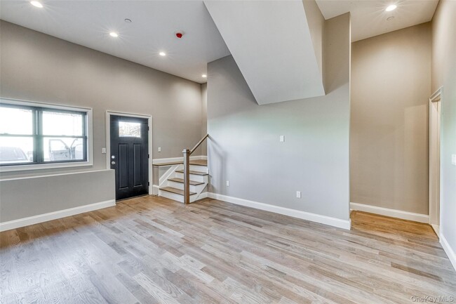 Building Photo - 78 Roslyn Rd