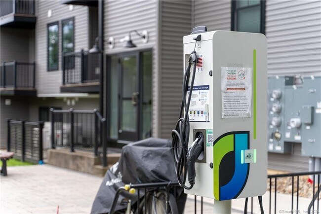 Building Photo - 969 Hopmeadow St