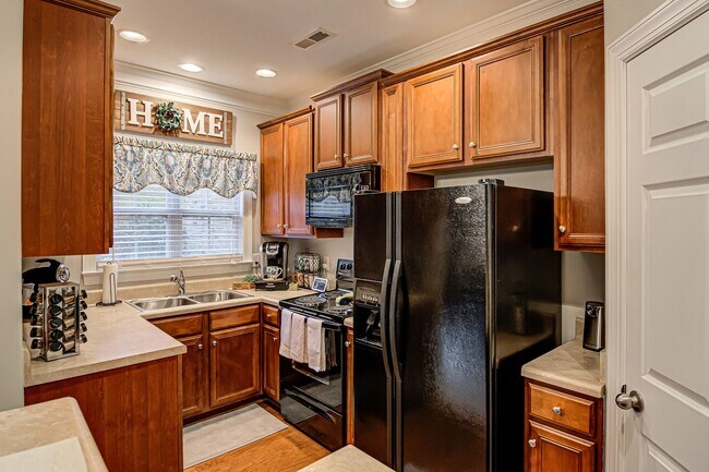 Building Photo - Fully Furnished 3BR/2.5BA Townhome – Private Community – Available 12/5